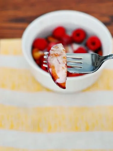 Cinnamon Vanilla Roasted Peaches with Honey Cream #healthy #CLblogger