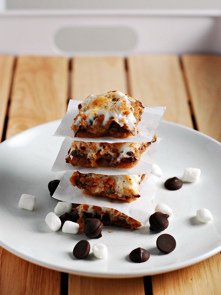 S'mores Crumb Bars #dessert by The Redhead Baker #SundaySupper