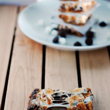 S'mores Crumb Bars #dessert by The Redhead Baker #SundaySupper