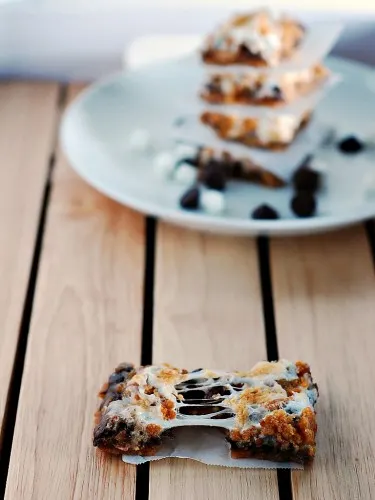 S'mores Crumb Bars #dessert by The Redhead Baker #SundaySupper