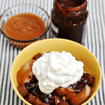 Chocolate Peanut Butter Ice Cream Sundaes by @TheRedheadBaker for #IceCreamWeek