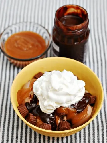 Chocolate Peanut Butter Ice Cream Sundaes by @TheRedheadBaker for #IceCreamWeek