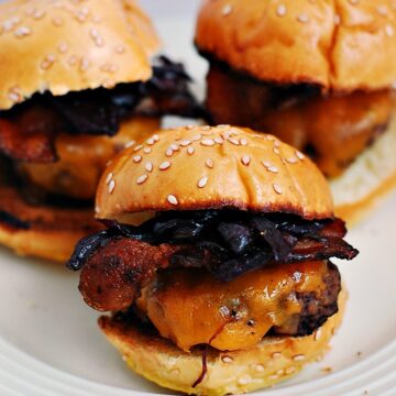 Bacon, Cheddar and Onion Sliders #SundaySupper by @TheRedheadBaker