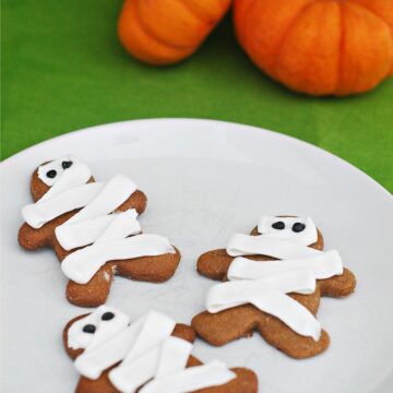 Pumpkin Graham Cracker Mummies #Halloween by @TheRedheadBaker