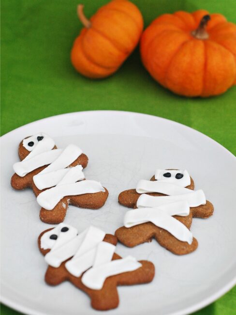 Pumpkin Graham Cracker Mummies #Halloween by @TheRedheadBaker