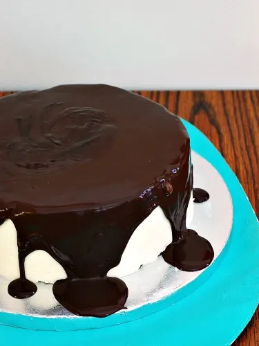 Tuxedo Cake #SundaySupper | theredheadbaker.com