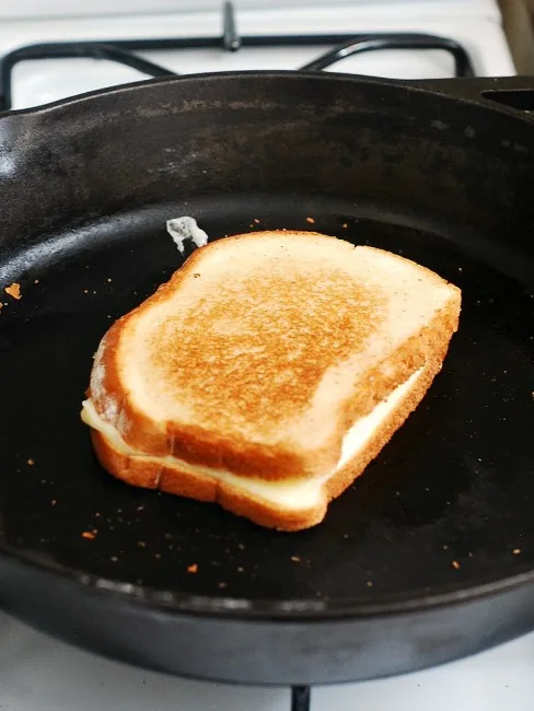 French Onion Grilled Cheese #SundaySupper #GalloFamily | theredheadbaker.com