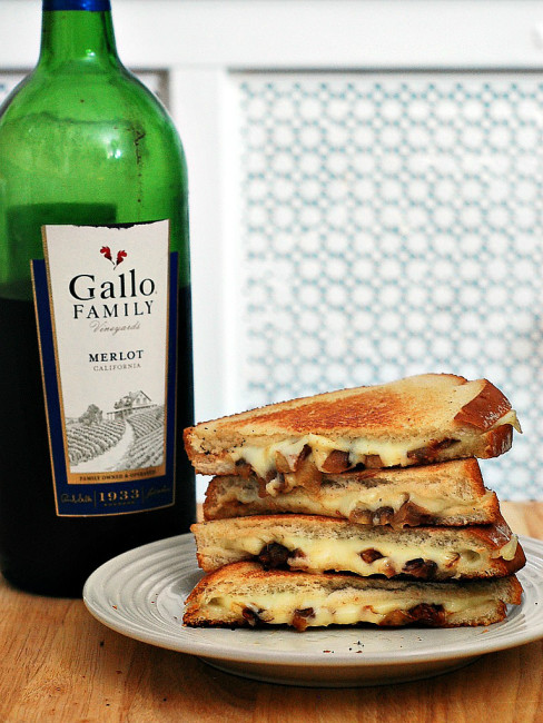 French Onion Grilled Cheese #SundaySupper #GalloFamily | theredheadbaker.com