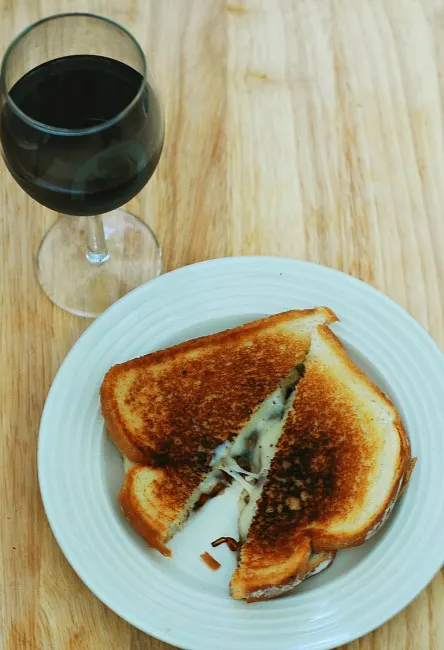 French Onion Grilled Cheese #SundaySupper #GalloFamily | theredheadbaker.com