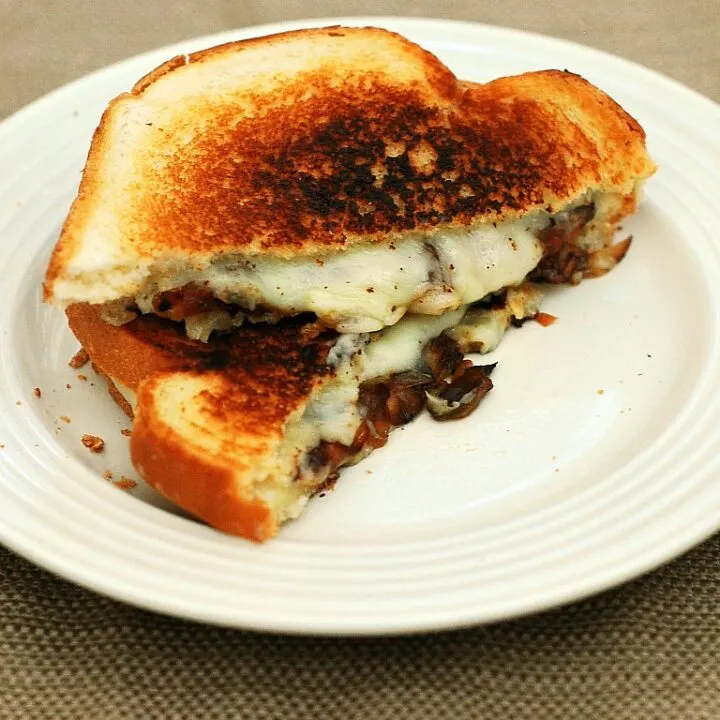 French Onion Grilled Cheese #SundaySupper #GalloFamily | theredheadbaker.com