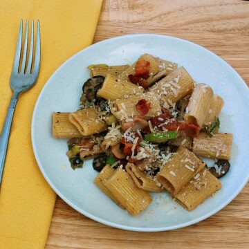 Pasta with Leeks and Bacon #WeekdaySupper | theredheadbaker.com