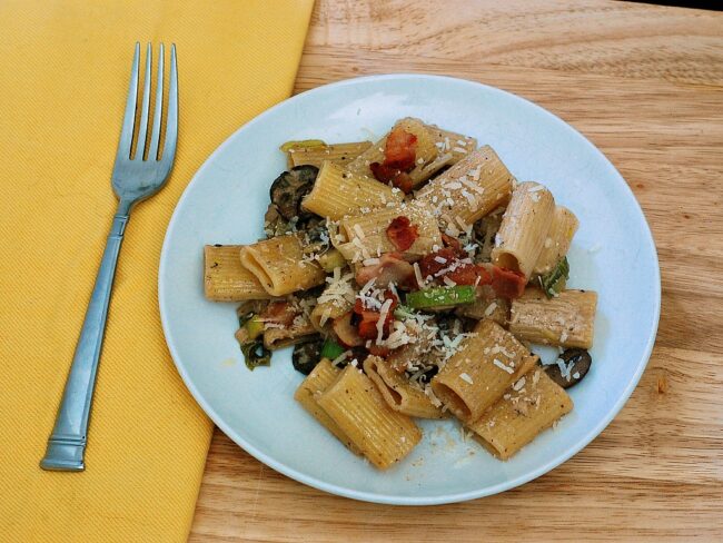 Pasta with Leeks and Bacon #WeekdaySupper | theredheadbaker.com