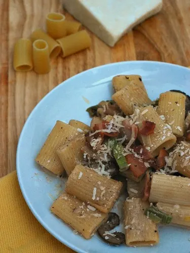 Pasta with Leeks and Bacon #WeekdaySupper | theredheadbaker.com