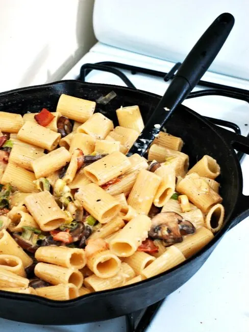 Pasta with Leeks and Bacon #WeekdaySupper | theredheadbaker.com