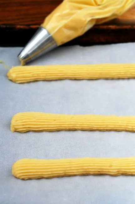 Snack on baked churros dipped in dulce de leche this Cinco de Mayo! | theredheadbaker.com