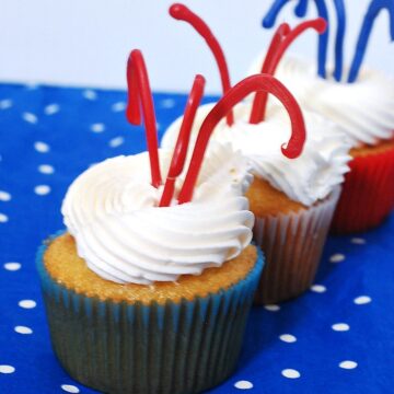 Wow your friends at your next get-together! Learn how to make patriotic cupcakes with this easy Firecracker Cupcakes tutorial by theredheadbaker.com