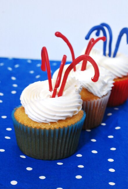 Wow your friends at your next get-together! Learn how to make patriotic cupcakes with this easy Firecracker Cupcakes tutorial by theredheadbaker.com