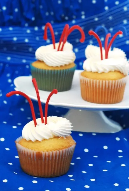 Wow your friends at your next get-together! Learn how to make patriotic cupcakes with this easy Firecracker Cupcakes tutorial by theredheadbaker.com