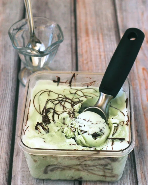 Make your version of Friendly's Monster Mash Sundae with homemade mint chocolate chip ice cream, peanut butter cups and chocolate candies. #SundaySupper TheRedheadBaker.com