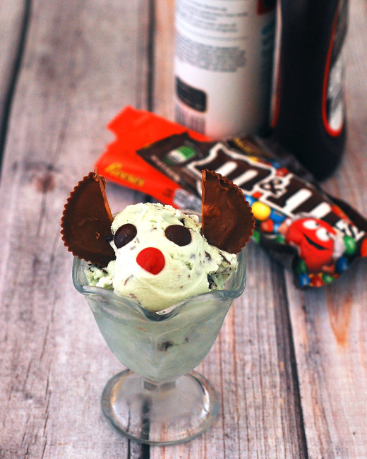 Make your version of Friendly's Monster Mash Sundae with homemade mint chocolate chip ice cream, peanut butter cups and chocolate candies. #SundaySupper TheRedheadBaker.com