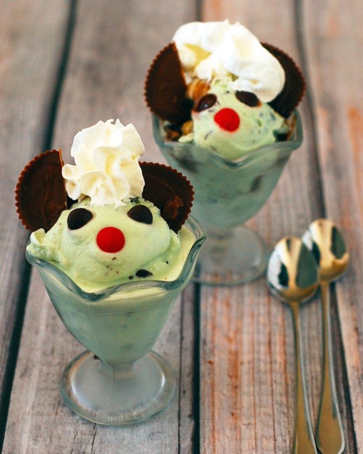 Make your version of Friendly's Monster Mash Sundae with homemade mint chocolate chip ice cream, peanut butter cups and chocolate candies. #SundaySupper TheRedheadBaker.com