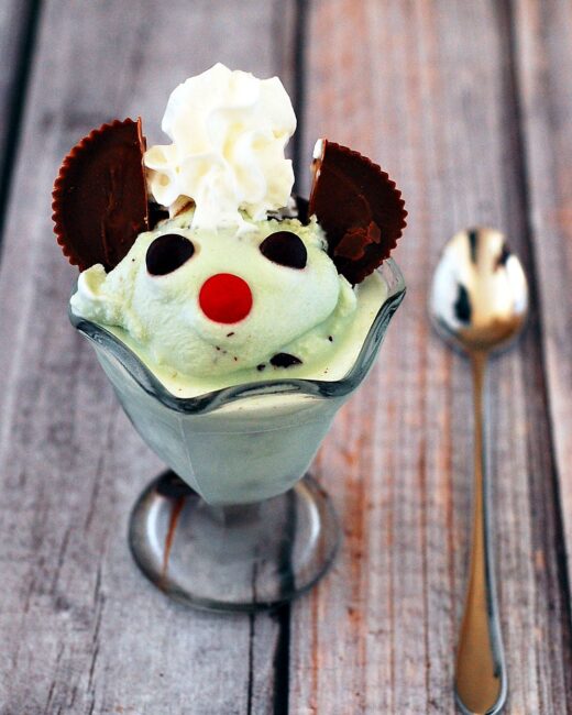 Make your version of Friendly's Monster Mash Sundae with homemade mint chocolate chip ice cream, peanut butter cups and chocolate candies. #SundaySupper TheRedheadBaker.com