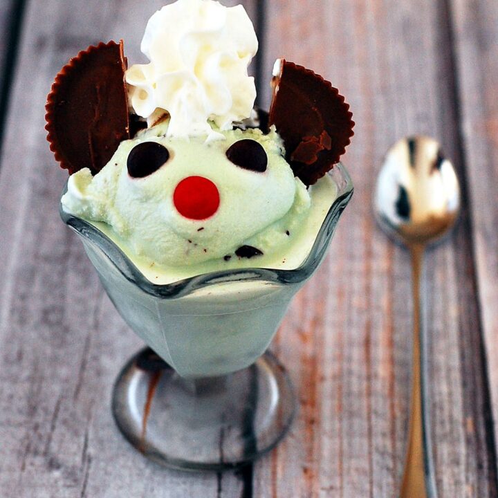 Make your version of Friendly's Monster Mash Sundae with homemade mint chocolate chip ice cream, peanut butter cups and chocolate candies. #SundaySupper TheRedheadBaker.com