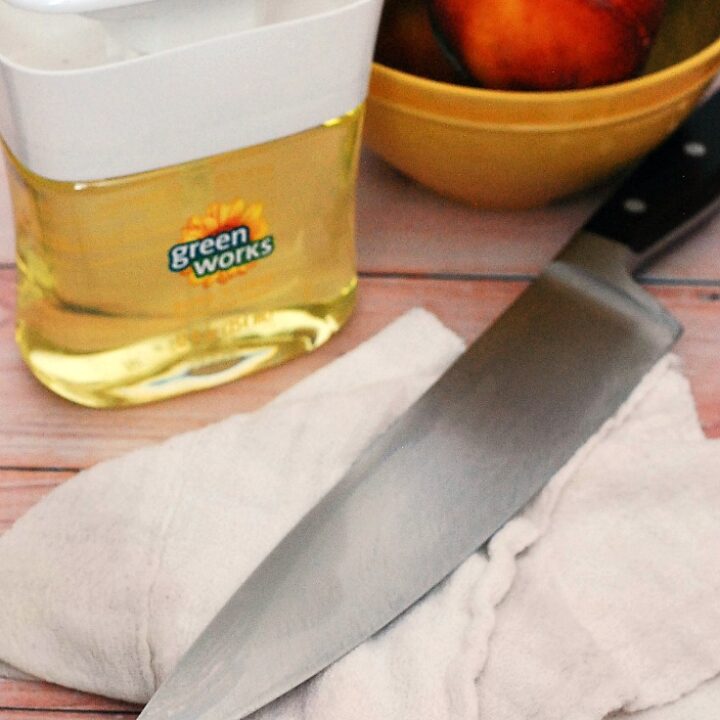 Clorox Green Works Pump 'N Clean is food-safe, so you can easily clean your knife in between cutting ingredients for these Peach-Basil Crostini. #NaturallyClean #CollectiveBias