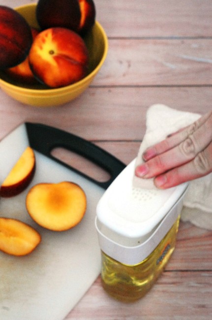 Clorox Green Works Pump 'N Clean is food-safe, so you can easily clean your knife in between cutting ingredients for these Peach-Basil Crostini. #NaturallyClean #CollectiveBias