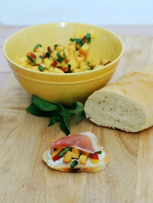 Clorox Green Works Pump 'N Clean is food-safe, so you can easily clean your knife in between cutting ingredients for these Peach-Basil Crostini. #NaturallyClean #CollectiveBias