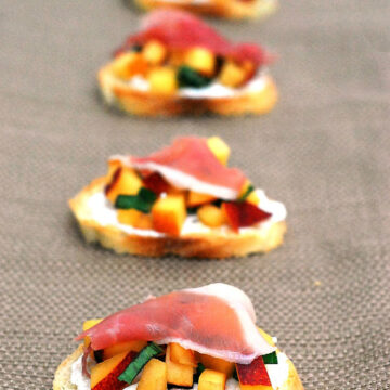 Clorox Green Works Pump 'N Clean is food-safe, so you can easily clean your knife in between cutting ingredients for these Peach-Basil Crostini. #NaturallyClean #CollectiveBias