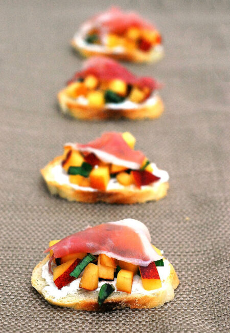 Clorox Green Works Pump 'N Clean is food-safe, so you can easily clean your knife in between cutting ingredients for these Peach-Basil Crostini. #NaturallyClean #CollectiveBias