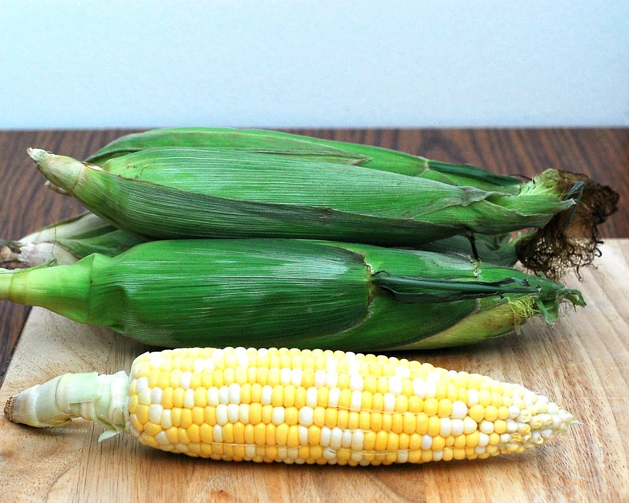 Soup in the summer? Sweet corn shines in this easy, light-but-satisfying summer corn chowder recipe, topped with succulent crabmeat. #SundaySupper TheRedheadBaker.com