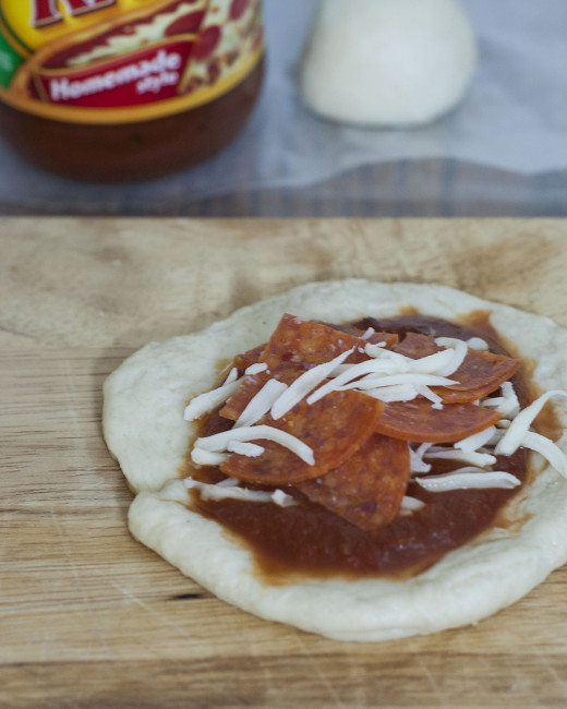 You'll be parent of the year when you send your kids back to school with mini pepperoni calzones. They're easy to make in bulk and freeze. #SundaySupper #TheRedheadBaker