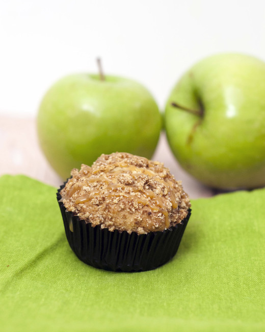 Autumn means apples are in season. Enjoy them in these easy-to-make quintessential fall breakfast muffins: caramel apple streusel muffins. #SundaySupper TheRedheadBaker.com