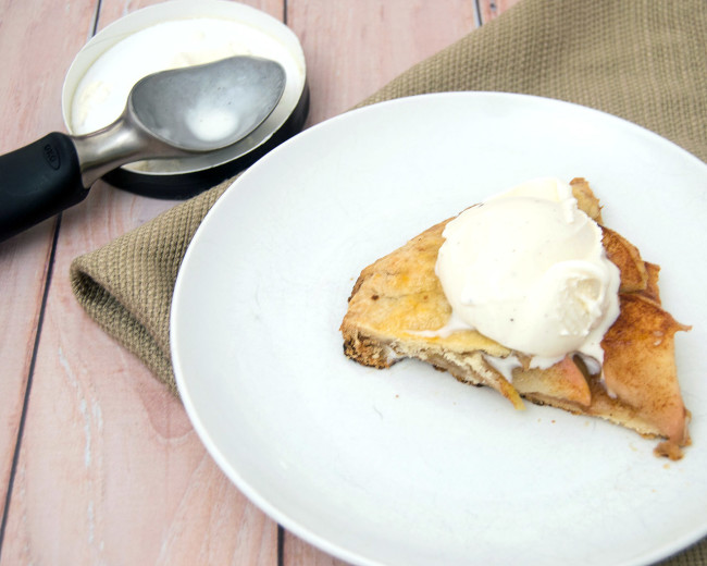 Cooler nights call for warm dessert. This honeycrisp apple tart combines sweet-tart apples, cinnamon and pie crust with no special baking dishes required! #SundaySupper TheRedheadBaker.com