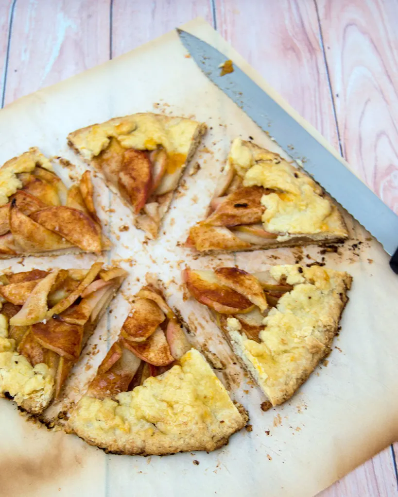 Cooler nights call for warm dessert. This honeycrisp apple tart combines sweet-tart apples, cinnamon and pie crust with no special baking dishes required! #SundaySupper TheRedheadBaker.com