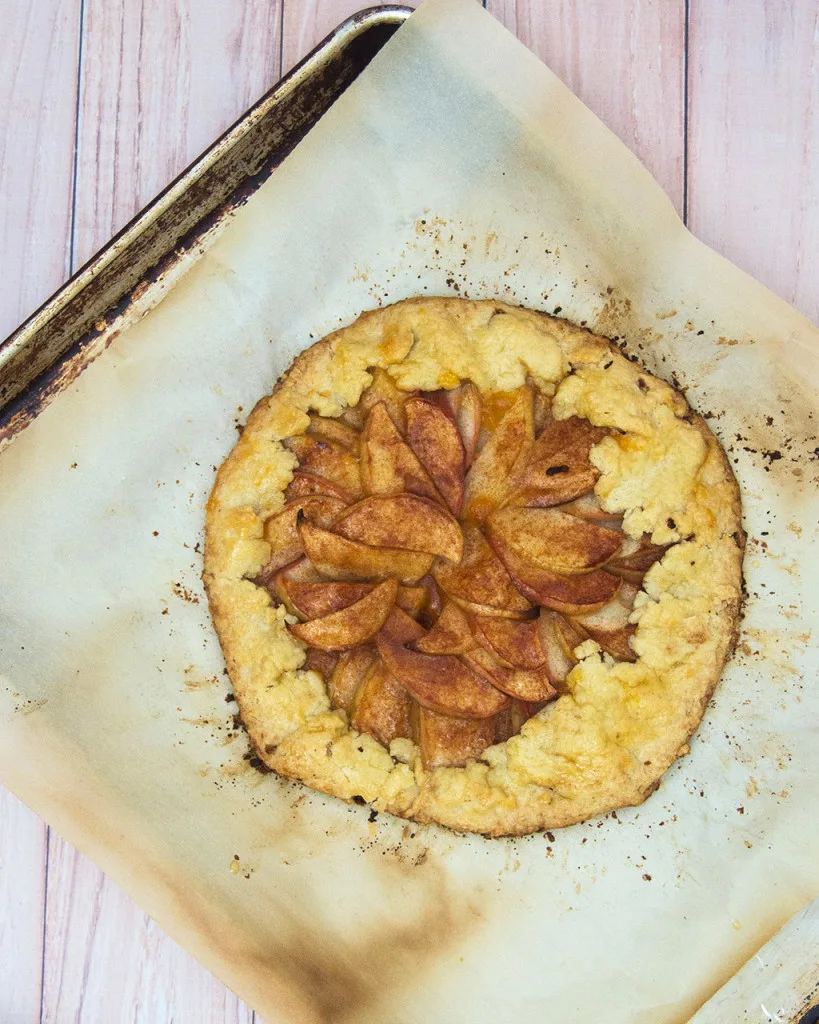 Cooler nights call for warm dessert. This honeycrisp apple tart combines sweet-tart apples, cinnamon and pie crust with no special baking dishes required! #SundaySupper TheRedheadBaker.com