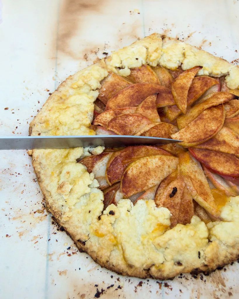 Cooler nights call for warm dessert. This honeycrisp apple tart combines sweet-tart apples, cinnamon and pie crust with no special baking dishes required! #SundaySupper TheRedheadBaker.com