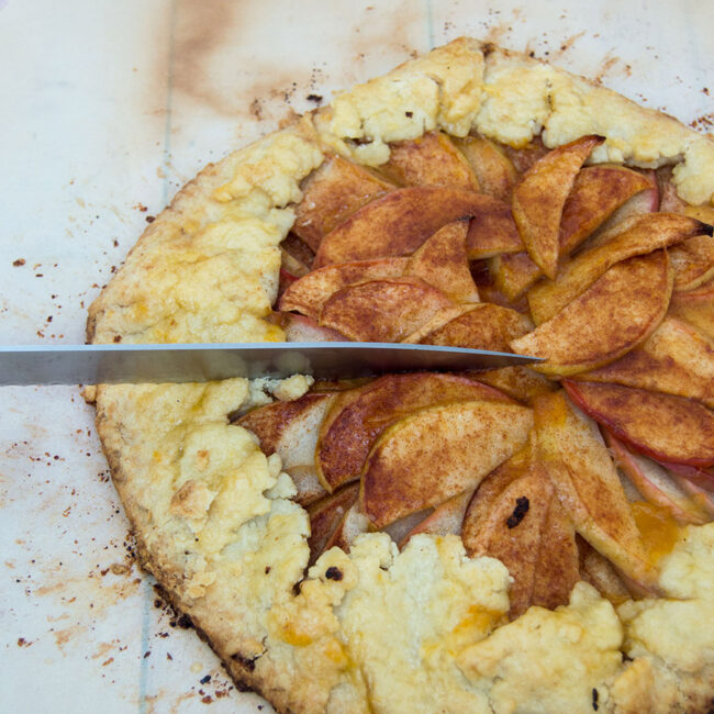 Cooler nights call for warm dessert. This honeycrisp apple tart combines sweet-tart apples, cinnamon and pie crust with no special baking dishes required! #SundaySupper TheRedheadBaker.com