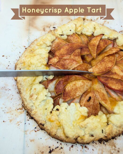 Cooler nights call for warm dessert. This honeycrisp apple tart combines sweet-tart apples, cinnamon and pie crust with no special baking dishes required! #SundaySupper TheRedheadBaker.com