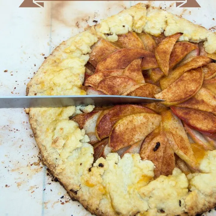 Cooler nights call for warm dessert. This honeycrisp apple tart combines sweet-tart apples, cinnamon and pie crust with no special baking dishes required! #SundaySupper TheRedheadBaker.com