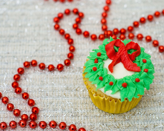 In this Christmas Wreath Cupcake tutorial, I show you how to turn your favorite cupcake into a festive Christmas wreath with some red and green icing and a few simple tools.