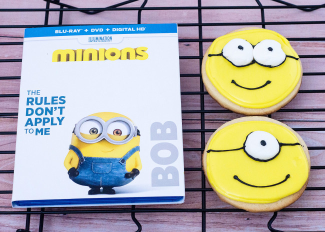 With these no-spread sugar cookies, you can serve delicious minion-inspired treats at your next family movie night! #MinionsMovieNight TheRedheadBaker.com