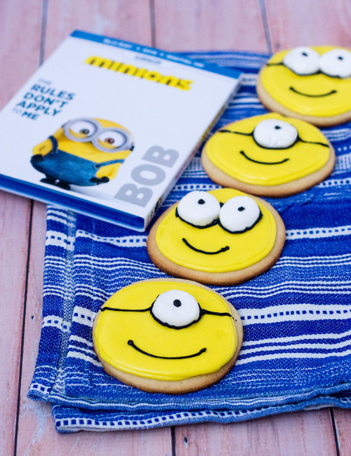 With these no-spread sugar cookies, you can serve delicious minion-inspired treats at your next family movie night! #MinionsMovieNight TheRedheadBaker.com