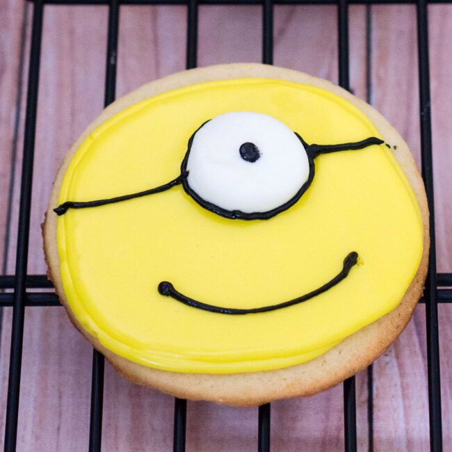 With these no-spread sugar cookies, you can serve delicious minion-inspired treats at your next family movie night! #MinionsMovieNight TheRedheadBaker.com