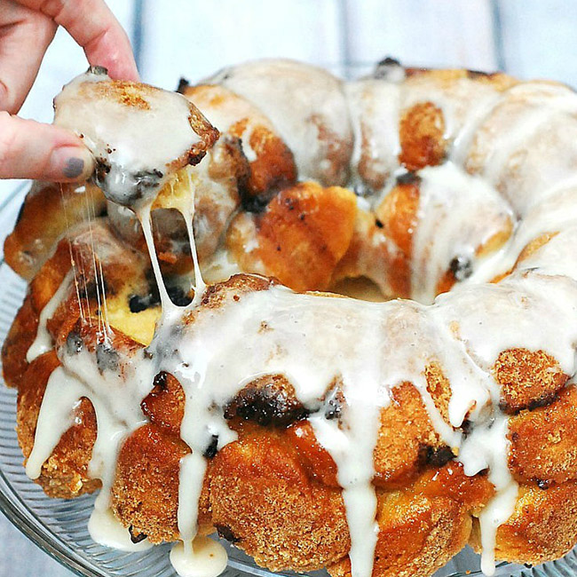 Nothing says summer snack likes s’mores monkey bread! Little balls of sweet bread are coated in graham cracker crumbs and baked with layers of chocolate and marshmallow.