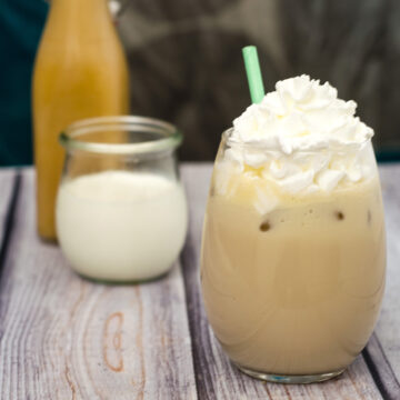 Don't spend big bucks on coffeehouse caramel coffee anymore! It's so easy to make your own brunch-worthy iced caramel coffee at home! #BrunchWeek TheRedheadBaker.com