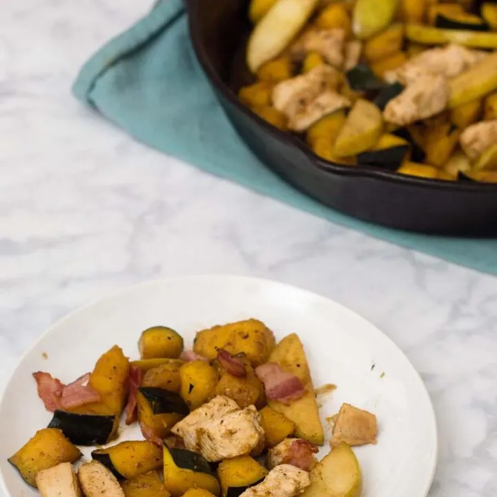 This apple, squash and chicken skillet meal is perfect for busy weeknights: ready in under 30 minutes, and only one pan to wash! #SundaySupper