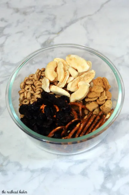 Adults and kids alike can snack smarter with Goldfish® Crackers Cherry-Apple Trail Mix, a nut-free snack mix for snacking on the go! #MixMatchMunch #ad